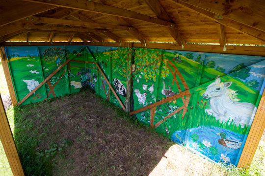 The shelter has two walls which have now been painted.